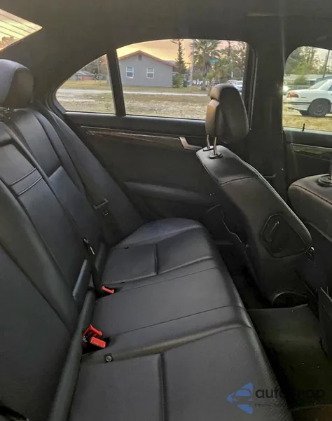 2014 Mercedes-Benz C 250 z USA, uszkodzony, nr VIN WDDGF4HB6EA955709